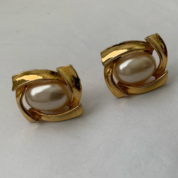 🔴 Vintage 60’s Faux White Pearl & Gold-tone Pierced Earrings Costume Jewelry 1” - Picture 5 of 10